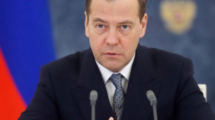 Медведев позвал Обаму посмотреть на "порванную в клочья" экономику России‍