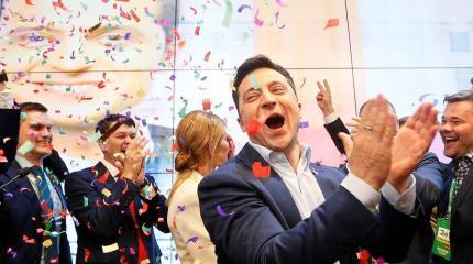 Пока Зеленский бегает по фонтанам, его военкомы носятся за новобранцами Пока Зеленский бегает по фонтанам, его военкомы носятся за новобранцами