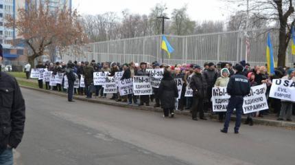 США – геть з України! - У посольства в Киеве прошел антиамериканский митинг США – геть з України! - У посольства в Киеве прошел антиамериканский митинг