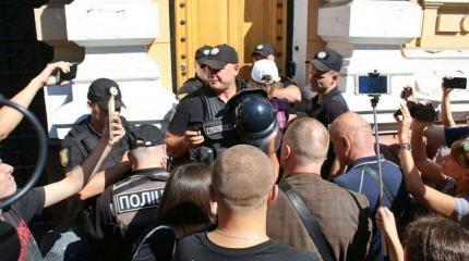 Беспорядки в Одессе: радикалы напали на здание Нацполиции Беспорядки в Одессе: радикалы напали на здание Нацполиции