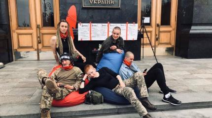 Националисты устроили потасовку с полицией под окнами Зеленского Националисты устроили потасовку с полицией под окнами Зеленского