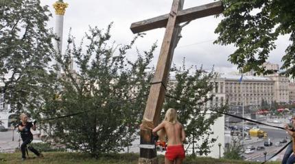 FEMEN: Украинские сатанистки замахнулись на Европу FEMEN: Украинские сатанистки замахнулись на Европу