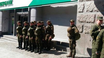 В Харькове задержали протестующего против "Сбербанка" мужчину В Харькове задержали протестующего против "Сбербанка" мужчину