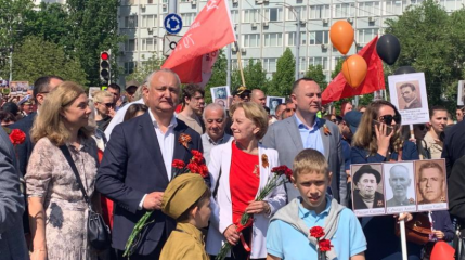 Ментальная пощечина для президента Санду: в Молдавии отпраздновали День Победы под запрещенную властями символику Ментальная пощечина для президента Санду: в Молдавии отпраздновали День Победы под запрещенную властями символику