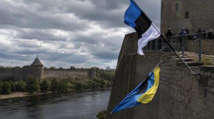 Ветер устроил позор в Нарве: флаги Эстонии и Украины рухнули у границы РФ