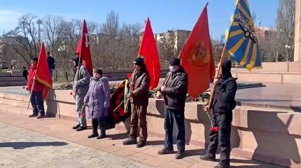 Красные флаги вернулись в Херсон: в городе прошел первый антифашистский митинг