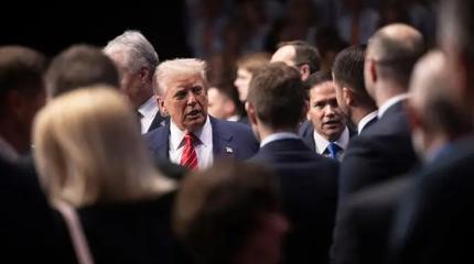 Трамп, улыбаясь по-голливудски, берет Зеленского за жабры Трамп, улыбаясь по-голливудски, берет Зеленского за жабры