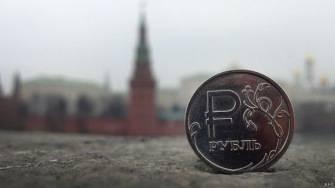 Рубль уходит в лето, а евро с головой опускается в «греческий салат» Рубль уходит в лето, а евро с головой опускается в «греческий салат»