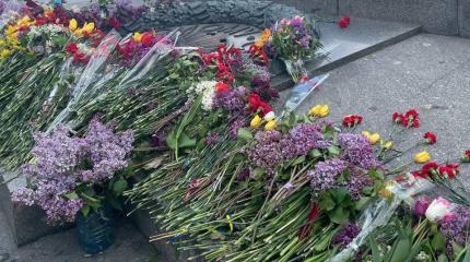 Зеленский отменил День Победы, но не народную память Зеленский отменил День Победы, но не народную память