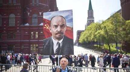 Отец революции Ленин жил, жив и будет жить в России и везде Отец революции Ленин жил, жив и будет жить в России и везде