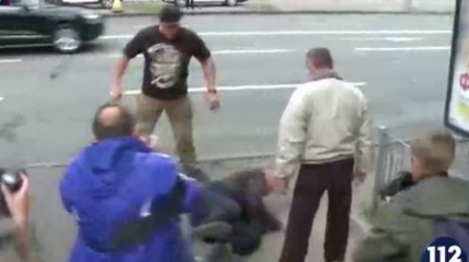 У посольства РФ в Киеве протестующие избили человека, пришедшего голосовать У посольства РФ в Киеве протестующие избили человека, пришедшего голосовать
