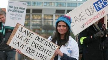 Двухдневная забастовка врачей парализовала Великобританию