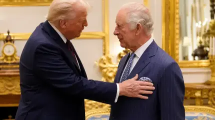 Руки прочь от монарха: Трамп попал в громкий конфуз на встрече с Карлом III