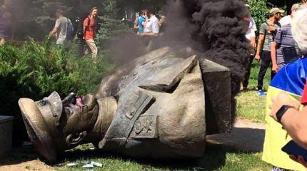 Снос памятника Жукову в Харькове: союзники проглотили, слуга народа молчит Снос памятника Жукову в Харькове: союзники проглотили, слуга народа молчит