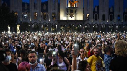 Новая «сакральная жертва» в Грузии: Тбилиси накрыли протесты Новая «сакральная жертва» в Грузии: Тбилиси накрыли протесты