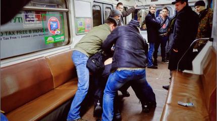 Киевлянка выгнала нищего АТОшника из метро: «Я тебя на войну не посылала»