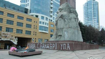 Студенты-нацисты избили 80-летнюю преподавательницу за отказ кричать «Героям слава!» Студенты-нацисты избили 80-летнюю преподавательницу за отказ кричать «Героям слава!»