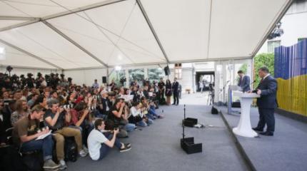 Порошенко на киевской лужайке. И порохоботов не надо Порошенко на киевской лужайке. И порохоботов не надо