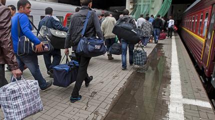 Украинцы массово бегут с окраины. За это «стоял майдан»? Украинцы массово бегут с окраины. За это «стоял майдан»?
