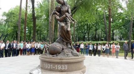 В Алматы открыли памятник жертвам голодомора В Алматы открыли памятник жертвам голодомора