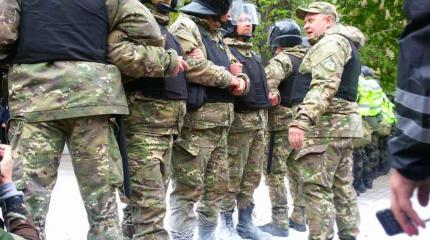 Киевские полицейские накормили нациста собственной кепкой: «Жри, бандера!» Киевские полицейские накормили нациста собственной кепкой: «Жри, бандера!»