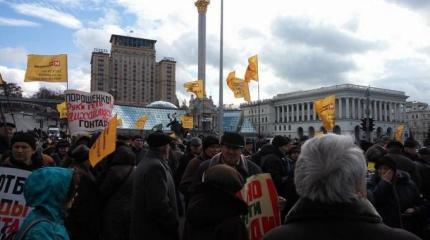 На Крещатике собралась взбешенная толпа обманутых украинцев: Банду – геть!