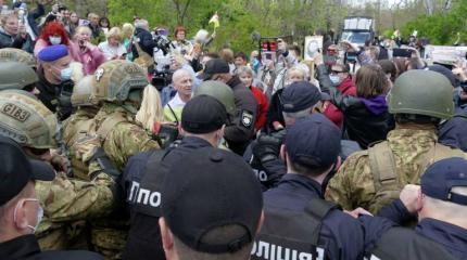 Как украинская полиция воюет с одесситами и портретом маршала Жукова