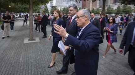 Интернет бурно обсуждает пьяную выходку Порошенко в Нью-Йорке Интернет бурно обсуждает пьяную выходку Порошенко в Нью-Йорке