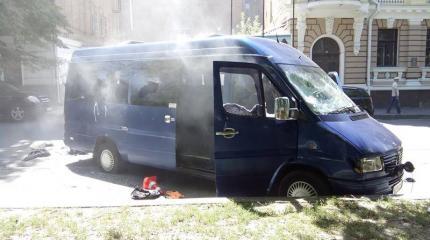 В Харькове обстреляли офис «Оппоблока» и сожгли машину Добкина В Харькове обстреляли офис «Оппоблока» и сожгли машину Добкина