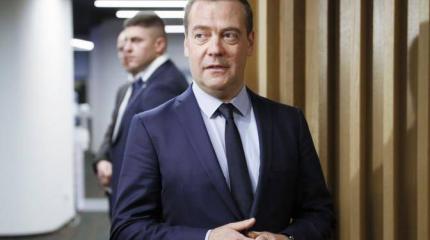 У отправленного в отставку Медведева остались козыри на руках У отправленного в отставку Медведева остались козыри на руках