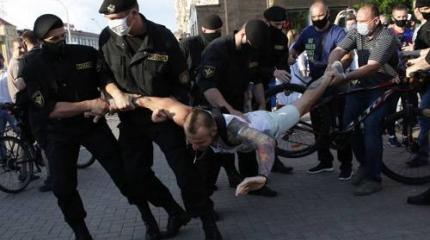 Украинских “туристов” не пустили в Беларусь качать "майдан" Украинских “туристов” не пустили в Беларусь качать "майдан"