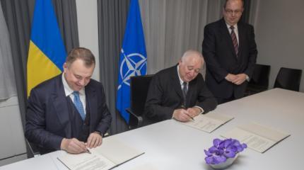 НАТО приучает украинцев к «гибридной войне» с Россией НАТО приучает украинцев к «гибридной войне» с Россией
