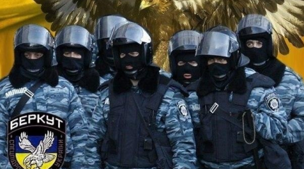 Во Львове на День Победы неизвестный «Беркут» жёстко пресанул неонацистов Во Львове на День Победы неизвестный «Беркут» жёстко пресанул неонацистов