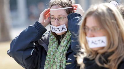 Противники торгового соглашения ЕС и США Юнкеру передали «открытку» Противники торгового соглашения ЕС и США Юнкеру передали «открытку»