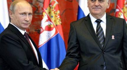 Николич между двух огней
