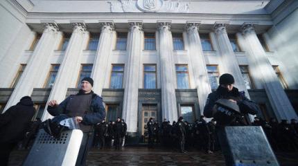 К зданию Рады в Киеве пригнали 40 автобусов с силовиками К зданию Рады в Киеве пригнали 40 автобусов с силовиками