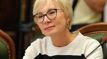 Омбудсмен Людмила Денисова рухнула в обморок во время выступления Порошенко Омбудсмен Людмила Денисова рухнула в обморок во время выступления Порошенко