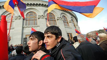 Протесты в Ереване: зашитый рот, голодовка и сон на ступенях театра