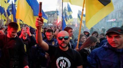 Зеленский балансирует между националистами и выбравшим его большинством Зеленский балансирует между националистами и выбравшим его большинством