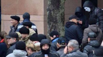 Революционная борьба украинских «патриотов»: не сможешь забрать — сломай Революционная борьба украинских «патриотов»: не сможешь забрать — сломай