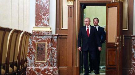 Путин срочной отставкой Медведева спасал свой рейтинг Путин срочной отставкой Медведева спасал свой рейтинг