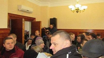 В Северодонецком горсовете произошла потасовка с дракой, сессию перенесли В Северодонецком горсовете произошла потасовка с дракой, сессию перенесли