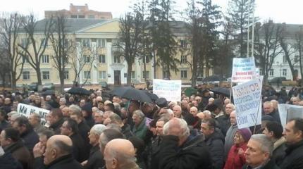 Бывшие правоохранители Хмельницкого вышли на Майдан и прокляли Порошенко Бывшие правоохранители Хмельницкого вышли на Майдан и прокляли Порошенко