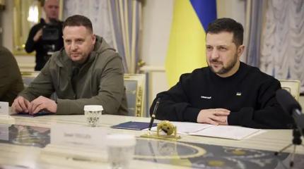 Зеленский сдаст Ермака — но от мести Коломойского ему не спастись Зеленский сдаст Ермака — но от мести Коломойского ему не спастись