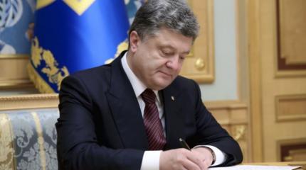 Украинцы поймали Порошенко на «слизывании» указов Путина Украинцы поймали Порошенко на «слизывании» указов Путина