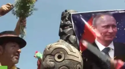 Шаманы из Перу провели ритуал для мира в 2016 году с помощью образов Путина и Обамы