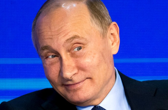 Путин умело демонстрирует «грязное белье демократии»