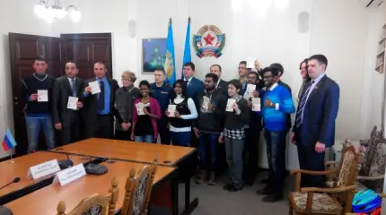 Десять иностранцев сегодня стали гражданами Луганской Народной Республики