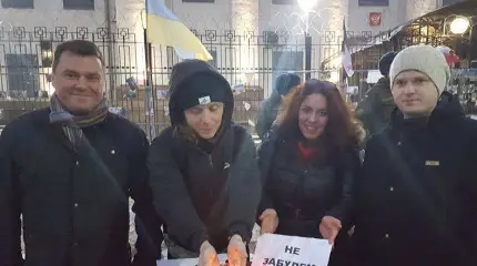 Украинские нацисты у посольства РФ в Киеве издеваются над чужой бедой