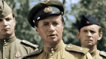 Цветы у памятника Леониду Быкову